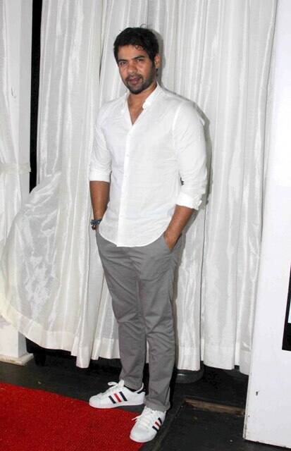 The bash was atended by her friends and co-star from her show KumKum Bhagya-Shabir Ahluwalia who was killing simply by a white shirt and grey trousers!