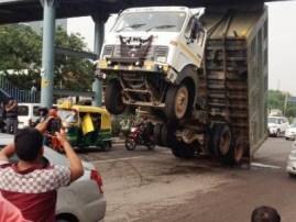 Delhi: Dumper truck gets stuck under an over bridge near Sarita Vihar Delhi: Dumper truck gets stuck under an over bridge near Sarita Vihar