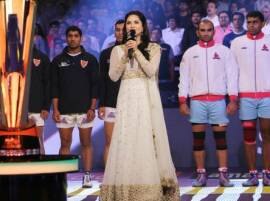 WATCH: Sunny Leone sings National Anthem at Pro Kabaddi League WATCH: Sunny Leone sings National Anthem at Pro Kabaddi League