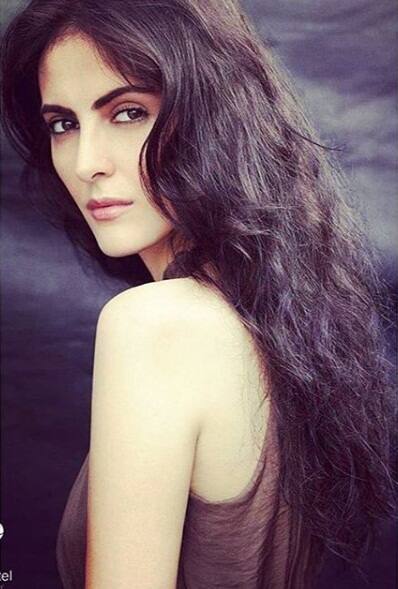 Karimi was born in Tehran, Iran, into an Islamic family of mixed ethnicity. Her father, Reza Karimi, is an Indian and her mother, Saba Karimi, is an Iranian