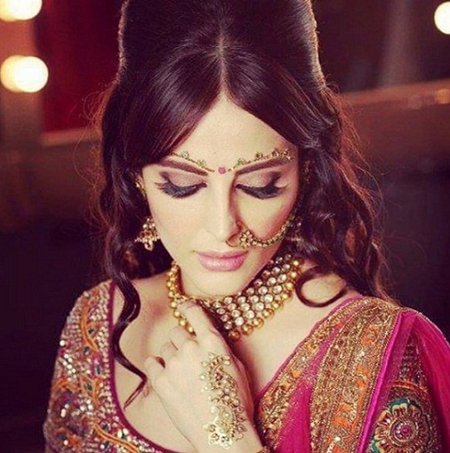 Mandana said that the duo was at a hotel when Gaurav went down on his knees while holding her hand. 