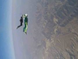 Watch video: This skydiver becomes first person to jump & land without parachute Watch video: This skydiver becomes first person to jump & land without parachute