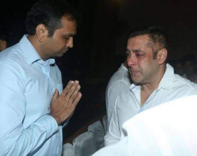 Superstar Salman Khan breaks down at Rajjat Barjatya’s prayer meet Superstar Salman Khan breaks down at Rajjat Barjatya’s prayer meet