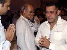 WATCH: ‘UNCUT VIDEO’ of Salman Khan crying at Rajjat Barjatya’s Prayer meet