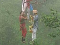 Video: Watch Kolhapur couple weds 90 meters above ground while hanging with ropeway