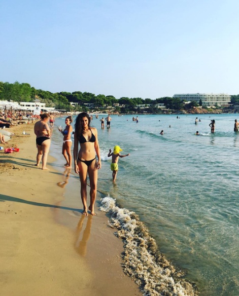 Nargis has recently shared some hot and sizzling holiday pictures flaunting her bikini figure