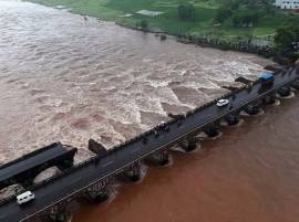 Mumbai-Goa highway bridge collapse: Death toll rises to 3, over 22 still missing Mumbai-Goa highway bridge collapse: Death toll rises to 3, over 22 still missing