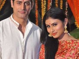 Mouni Roy FINALLY confesses her love for Mohit Raina Mouni Roy FINALLY confesses her love for Mohit Raina