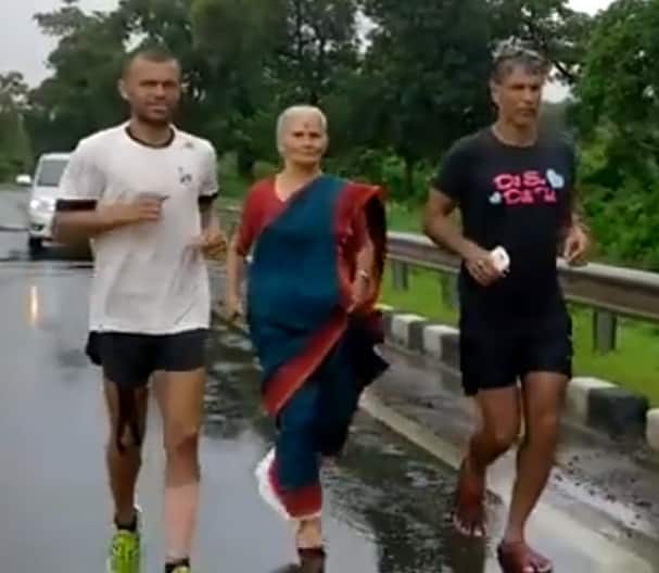 Do you know how she has joined him? Wearing a saree and barefoot! Isn’t it amazing?
