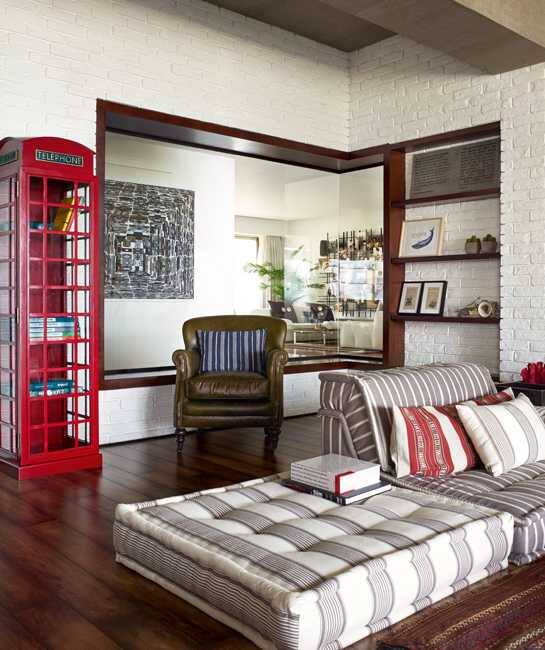 As we told you that Hrithik Roshan had done a lot of shopping from Dubai, this leather Arm Chair was brought from there only!