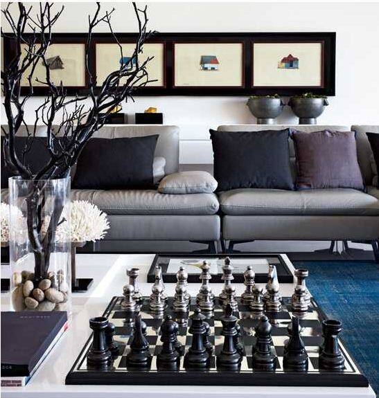 A closer look to the living area, with corals and chessboard!