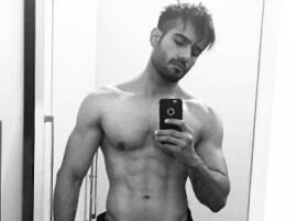 You shouldn't miss Karan Tacker's bare body selfie You shouldn't miss Karan Tacker's bare body selfie
