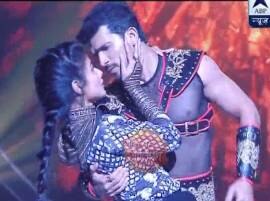 You can’t ignore the sizzling chemistry between Mouni and Arjun! You can’t ignore the sizzling chemistry between Mouni and Arjun!