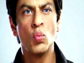 Shah Rukh Khan really wants to kiss this cricketer! Shah Rukh Khan really wants to kiss this cricketer!