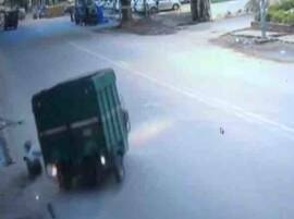 VIDEO: Accident victim dies on Delhi road, passerby steals his phone VIDEO: Accident victim dies on Delhi road, passerby steals his phone