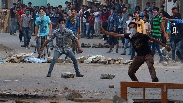 As curfew lifts from Kashmir, fresh violence kills teenager As curfew lifts from Kashmir, fresh violence kills teenager