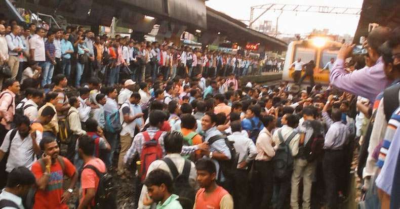 Mumbai: Delayed local trains agitate commuters at Badlapur station