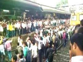 Mumbai: Delayed local trains agitate commuters at Badlapur station Mumbai: Delayed local trains agitate commuters at Badlapur station