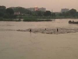 Yamuna receding; old bridge shut, 15 trains cancelled Yamuna receding; old bridge shut, 15 trains cancelled