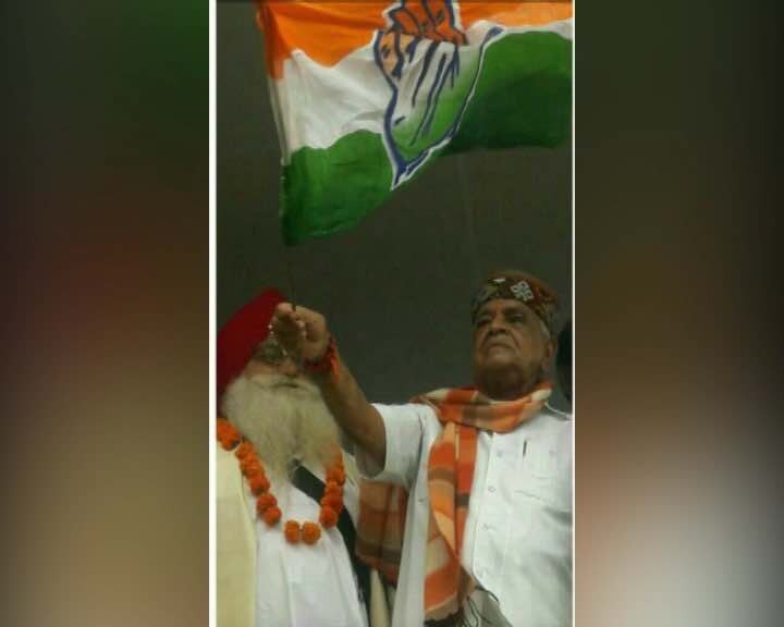 BJP leader Babulal Gaur holds Congress flag during event on I-Day