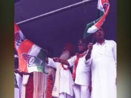 BJP leader Babulal Gaur holds Congress flag during event on I-Day BJP leader Babulal Gaur holds Congress flag during event on I-Day