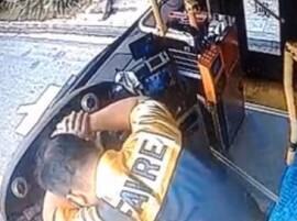 OMG: Bus Driver Dies At Wheel, Passengers Take Control To Avert Further Disaster OMG: Bus Driver Dies At Wheel, Passengers Take Control To Avert Further Disaster