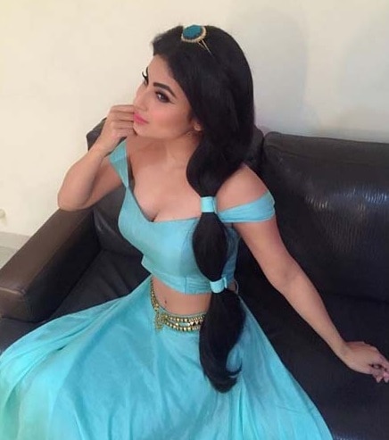 'Naagin' actress Mouni Roy to shake her leg in 'Tum Bin 2' 'Naagin' actress Mouni Roy to shake her leg in 'Tum Bin 2'