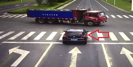 China: SUV jumps red light in full speed, crashes into truck