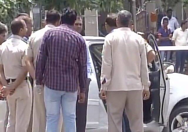 Delhi: Police constable, two criminals injured in encounter Delhi: Police constable, two criminals injured in encounter