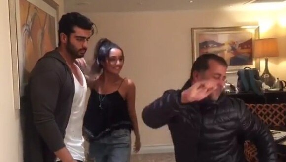 CUTENESS: Chetan Bhagat dances to 'Beat Pe Booty' with Arjun Kapoor and Shraddha Kapoor CUTENESS: Chetan Bhagat dances to 'Beat Pe Booty' with Arjun Kapoor and Shraddha Kapoor