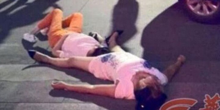 Two women faint on road after arguing non-stop for 8 hours Two women faint on road after arguing non-stop for 8 hours Two women faint on road after arguing non-stop for 8 hours