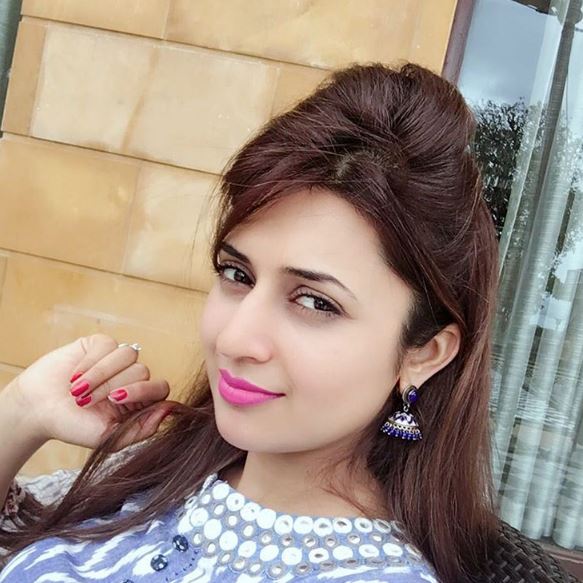 Divyanka Tripathi Dahiya Treats Fans With Her Ethnic Looks On Instagram On  Lohri  Boldskycom