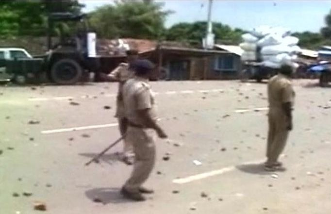 One killed, 13 injured in mob-police clash in Bengal One killed, 13 injured in mob-police clash in Bengal