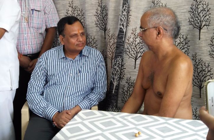 Delhi minister meets Jain monk over Dadlani tweet controversy