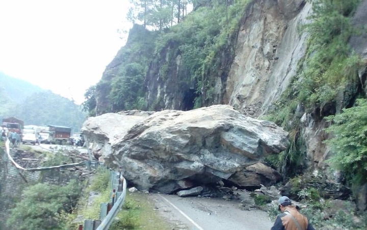 Himachal Pradesh: Massive rockslide blocks NH-5 Himachal Pradesh: Massive rockslide blocks NH-5