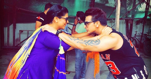 Prince Narula Applies Mehendi To Yuvika Chaudhary's Hands On Her First  Karva Chauth, Video Inside