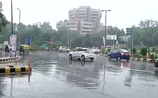 Heavy rain lashes Delhi-NCR, waterlogging causes traffic chaos