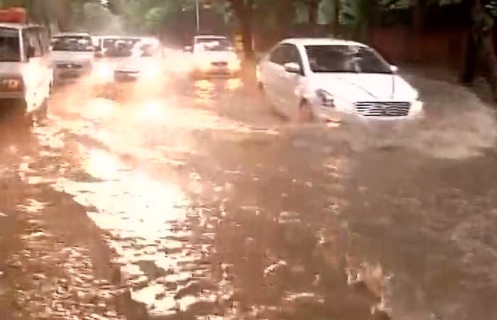 Heavy rain lashes Delhi-NCR, waterlogging causes traffic chaos