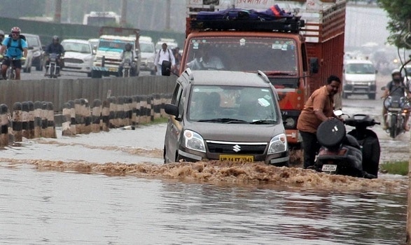 Heavy rain lashes Delhi-NCR, waterlogging causes traffic chaos Heavy rain lashes Delhi-NCR, waterlogging causes traffic chaos