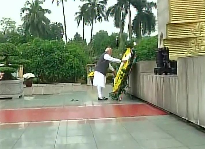 Modi arrives in Vietnam, pays homage at Monument of National Heroes and Martyrs