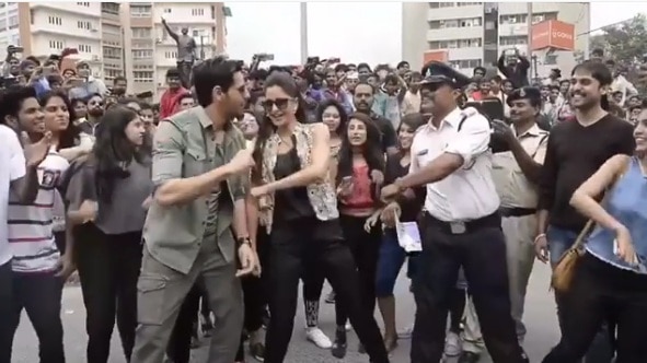 Indore's Moonwalking traffic policeman grooves on 'Kala Chashma' with Sidharth Malhotra & Katrina Kaif Indore's Moonwalking traffic policeman grooves on 'Kala Chashma' with Sidharth Malhotra & Katrina Kaif
