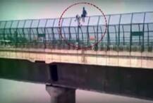 Watch: Four teenagers jump off bridge into Yamuna in Agra