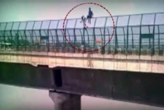 Watch: Four teenagers jump off bridge into Yamuna in Agra