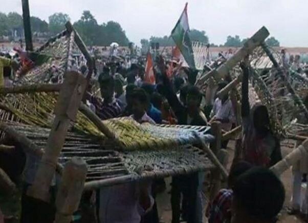 Rahul Gandhi's 'Kisan Yatra' turns into fight over 'khats' Rahul Gandhi's 'Kisan Yatra' turns into fight over 'khats'