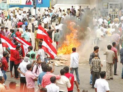 Cauvery row: Bengaluru-Mysuru Highway blocked, protests intensify Cauvery row: Bengaluru-Mysuru Highway blocked, protests intensify