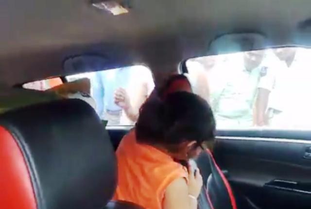 Hyderabad: Watch parents leave 3-yr-old girl in locked car while they go to eat, locals rescue kid Hyderabad: Watch parents leave 3-yr-old girl in locked car while they go to eat, locals rescue kid