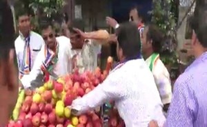 Mumbai: MNS workers attack North Indian hawkers in Ghatkopar Mumbai: MNS workers attack North Indian hawkers in Ghatkopar