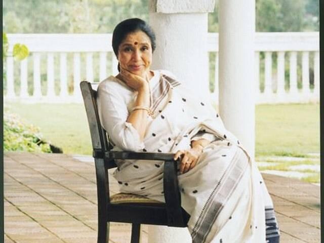 Asha Bhosale conferred Yash Chopra memorial award Asha Bhosale conferred Yash Chopra memorial award