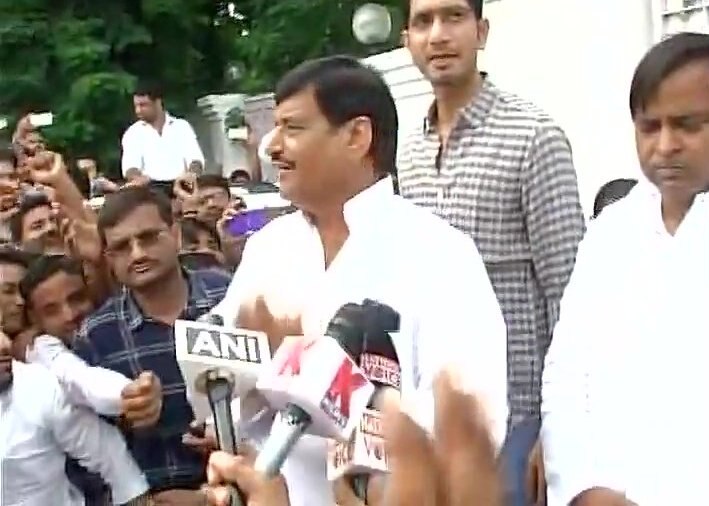 Shivpal Yadav resigns from ministerial post, tenders resignation to Mulayam Singh Shivpal Yadav resigns from ministerial post, tenders resignation to Mulayam Singh