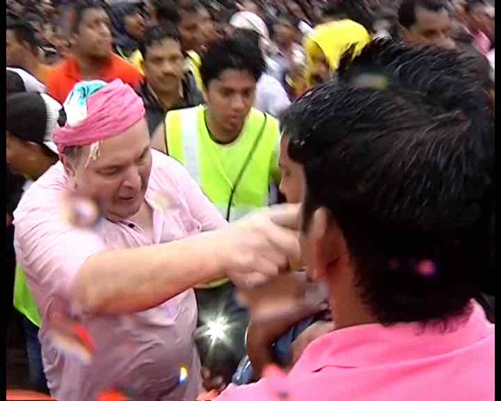 Mumbai: During Ganesh Visarjan, scuffle breaks out between Rishi Kapoor & journalists
